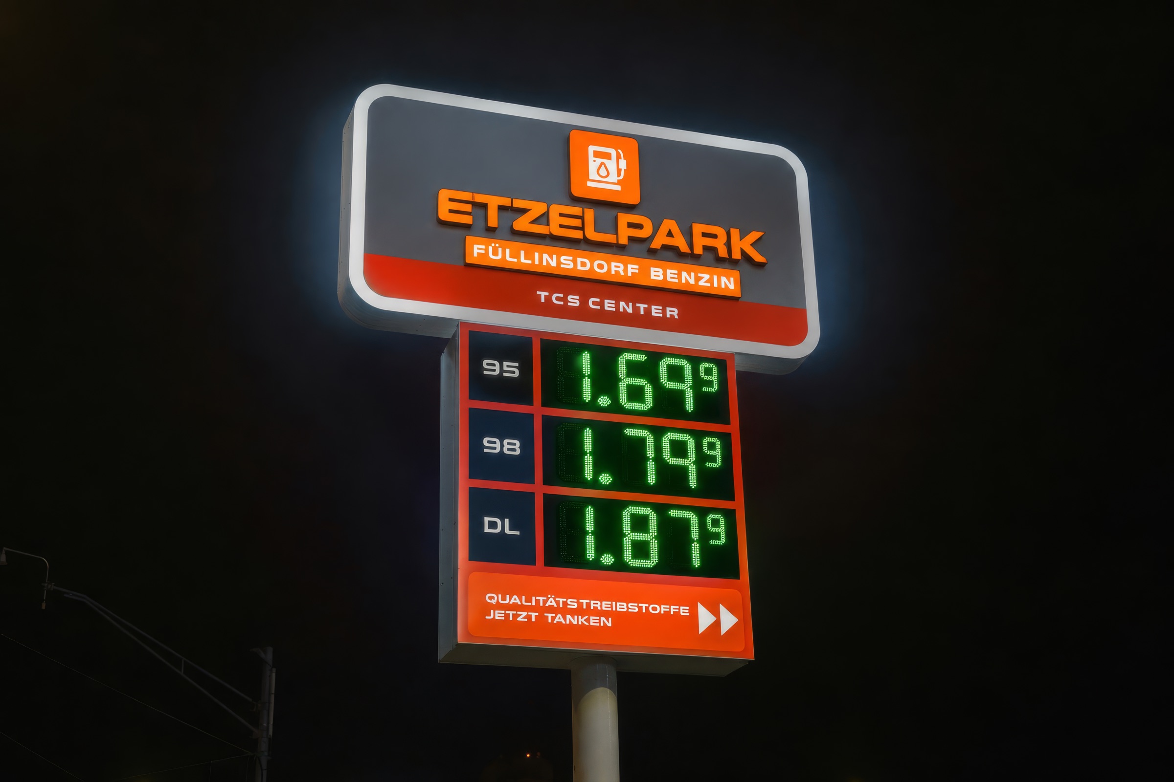 Etzelpark Tankstelle bei Nacht